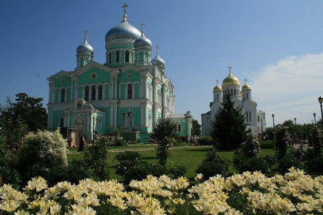 На территории монастыря очень ухоженно и красиво. Дивеево, Россия