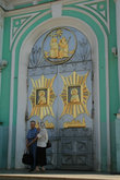 Главные ворота в Свято Троицкий собор, где хранятся святые мощи.