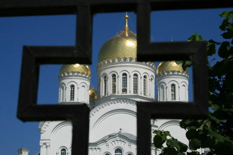 Монастырская ограда украшена крестами. Дивеево, Россия