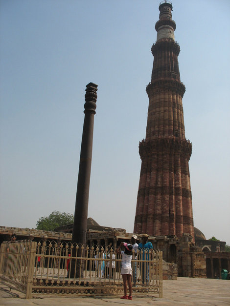 Дели. Кутб-Минар. Железная колонна Индия