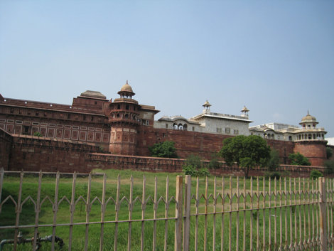 Ашра. Стены и башни Красного Форта — Аграпуры Индия