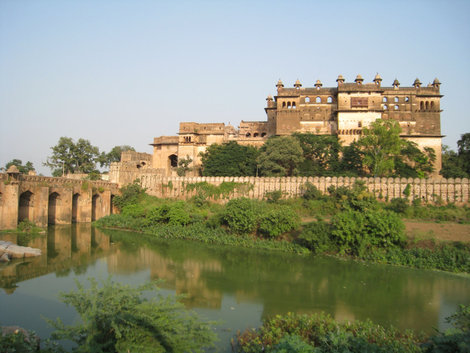 Орчха. Средневековый замок через реку Бетва Индия