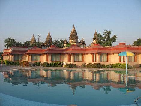 Отель «Orchha Resort» на фоне гробниц г. Орчха