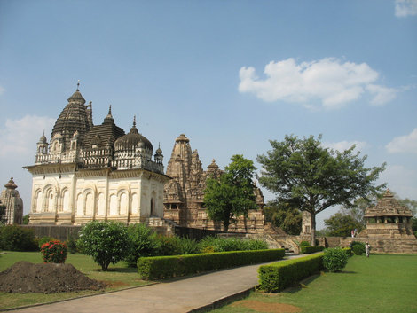 Кхаджурахо. 
Parvati Temple (слева) и храм Вишванатха (Vishwanath Temple)