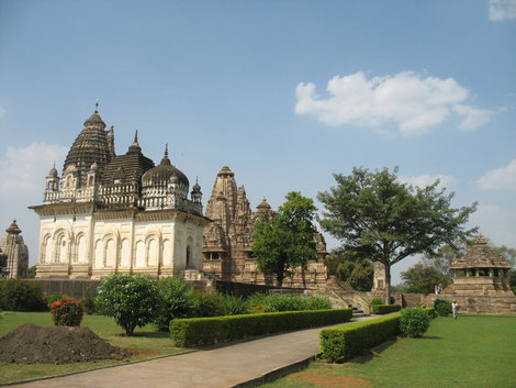 Кхаджурахо. 
Parvati Temple (слева) и храм Вишванатха (Vishwanath Temple) Индия