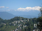 Вид на Дарджилинг с балкона отеля Himalayan Resort
