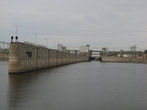 Вход в шлюзовую систему Нижнекамской ГЭС. Хорошо видно, как сверху по мосту по федеральной трассе М7 движется автомобильный транспорт.