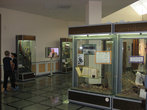 Выставочные залы и экспонаты музейно-выставочного комплекса стрелкового оружия имени М.Т. Калашникова.