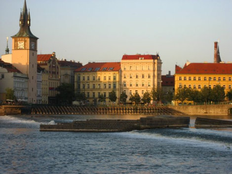 Вид на левый берег Влтавы с катера. Прага, Чехия