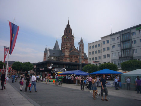 Торговля на фоне Кафедрального собора. Майнц, Германия