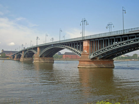 Мост Теодора Хойса через Рейн. Майнц, Германия
