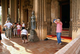 Туристы у входа в Ват Пхракео