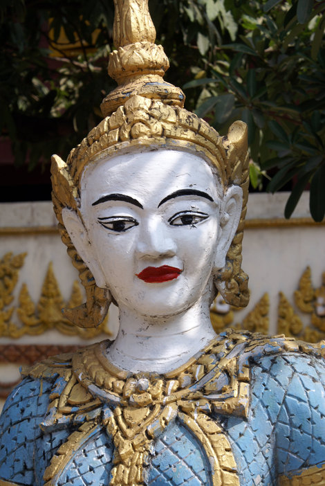 Статуя во дворе буддистского монастыря Провинция Вьентьян, Лаос