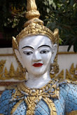 Статуя во дворе буддистского монастыря