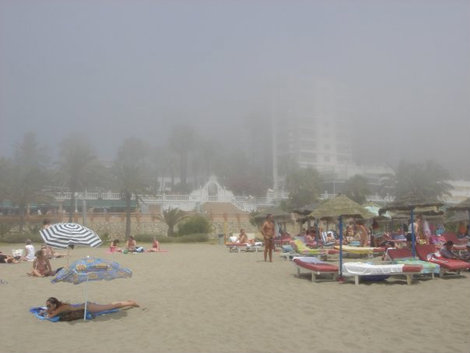Туманный пляж Бельмадены Беналмадена, Испания