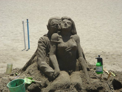 На пляже Бельмадены мы были свидетелями сотворения одной песчаной фигуры. Зубы у вампира были, кажется, пластмассовые. Беналмадена, Испания