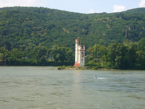 Символом Бингена является Мышиная башня, возвышающаяся на маленьком островке Рейна. Бинген-на-Рейне, Германия