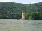 Символом Бингена является Мышиная башня, возвышающаяся на маленьком островке Рейна.