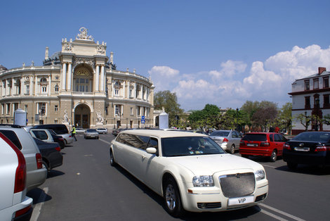Свадебный лимузин у Оперного театра Одесса, Украина