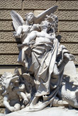 Скульптура у стены Оперного театра