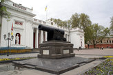 Пушка на площади в конце Приморского бульвара