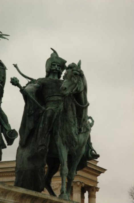 Один из венгерских героев на Площади героев. Будапешт, Венгрия