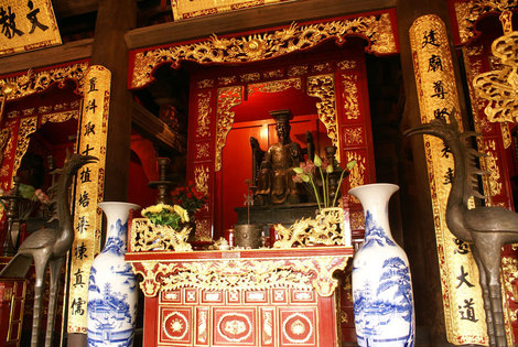 Алтарь в буддистском храме Ханой, Вьетнам