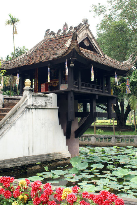 Пагода на одном столбе посреди пруда Ханой, Вьетнам