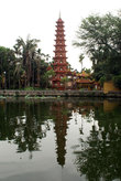 Пагода на берегу пруда