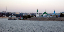Выход из залива и Чебоксарского порта. Вид на Троицкий монастырь.