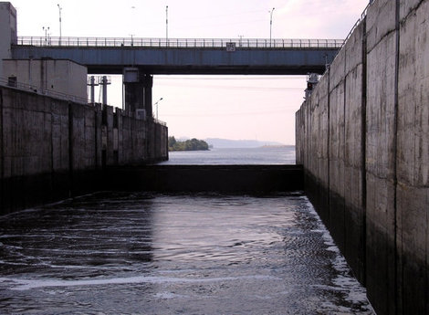 Шлюз на Чебоксарской ГЭС.
Строительство ГЭС велось с 1968 по 1986 годы.. После строительства уровень воды в Волге выше ГЭС значительно повысился и некоторые районы Чебоксар были затоплены. Чебоксары, Россия