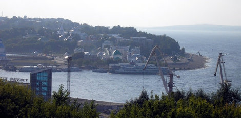 Вид на город, залив и Чебоксарский порт с Вечного огня в мемориальном парке 