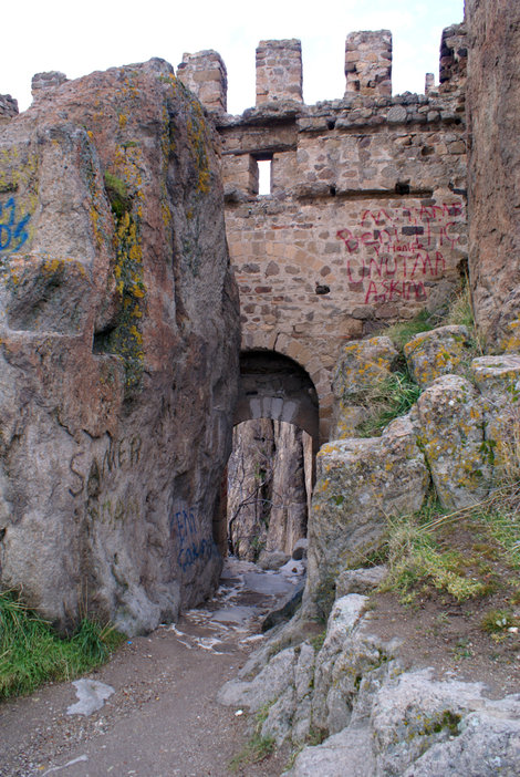 Вход в крепость и стена Афьонкарахисар, Турция