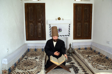 Дервиш с книгой Афьонкарахисар, Турция