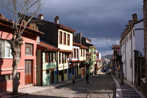 Узкая улочка Старого города Афьонкарахисар, Турция