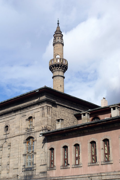 Минарет над мечетью, на рыночной площади Афьонкарахисар, Турция