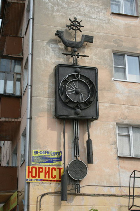 В этом доме на Московской находятся 3 магазина, продающих часы. Пенза, Россия
