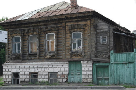 Дом на Суворова. Двери и окна 1 этажа, как будто вросли в землю. Пенза, Россия