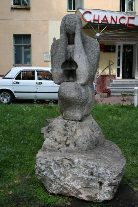 В сквере перед домом на Московской вот такой памятник скорбящего или кающегося человека. Пенза, Россия