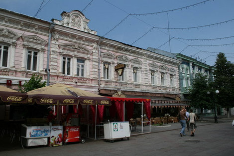 На Московской сохранился  дух старины. Почти вся улица выдержана в одном и том же архитектурном стиле. Пенза, Россия