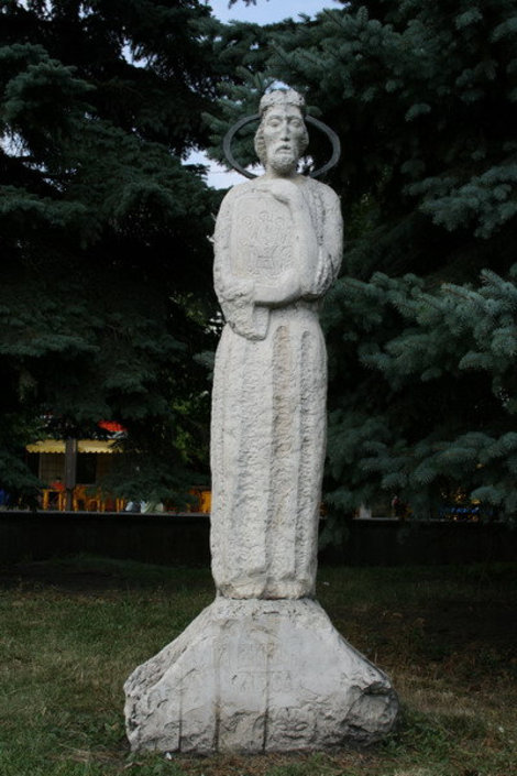 Памятник на площади у фонтана. Пенза, Россия