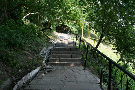 Лестница, ведущая к подворью Свято-Тихвинского мужского монастыря.