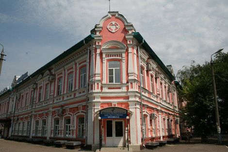 В этом доме рядом с центральным рынком находятся Почта и Волгателеком. Пенза, Россия