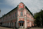 В этом доме рядом с центральным рынком находятся Почта и Волгателеком.