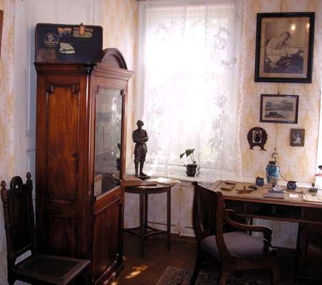 Комната, в которой жил Федор Шаляпин. На шкафу чемодан Шаляпина с наклейками. Нижний Новгород, Россия