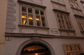 В Вене два фетиша — Моцарт и императрица Сисси(про нее снят отличный фильм). Это дом, где жил Моцарт.