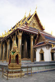 В этом храме хранится изумрудный Будда (снимать его категоричнески запрещено)
