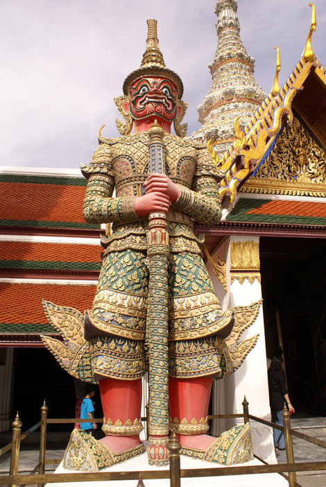 Страж ворот у храма Изумрудного Будды Бангкок, Таиланд