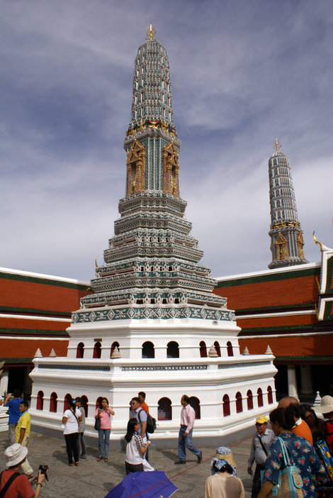 Во дворе храма Ват Пхракео (Изумрудного Будды). Бангкок, Таиланд
