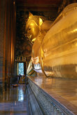 Гигантский лежащий Будда в храме Ват По.